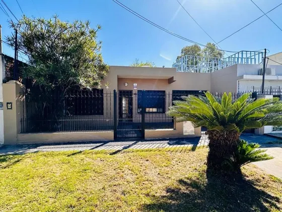 Casa En Venta - 2 Dormitorios 1 Baño - Quilmes