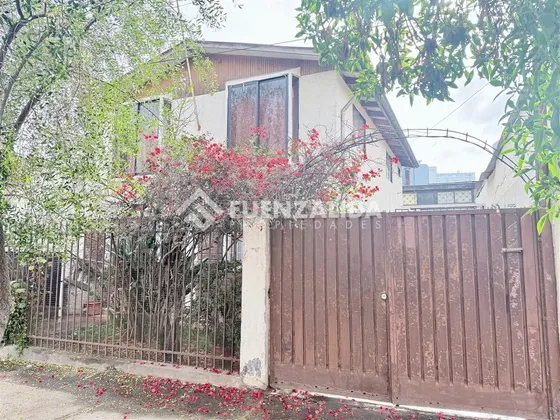 Casa En Venta De 5 Dorm. En Estación Central