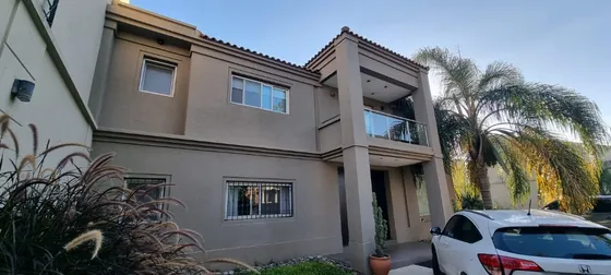 En Venta En Palomar A Dos Cuadras Estacion Unico Chalet 8 Ambientes Piscina Quincho Impecable Ficha  9888