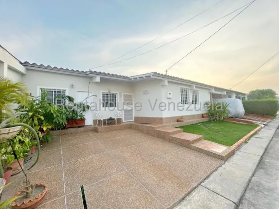 Raiza Suarez Vende Casa Moderna En Conjunto Residencial Privilegiado En La Avenida Ribereña 2 5 2 0 6 0 2 Cocina Con Encimeras En Granito Y Desayunador. Tanques De Agua Para 2500 Lts 