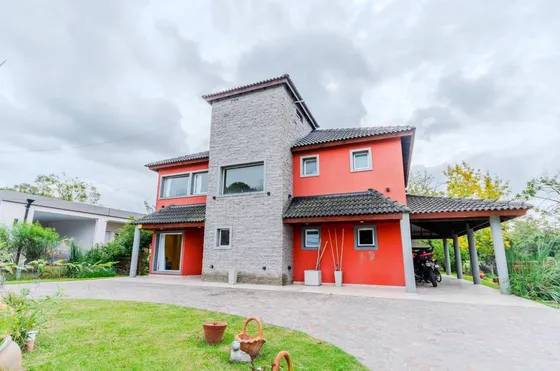 Casa En Venta - 3 Dormitorios 3 Baños - 900mts2 - La Matanza