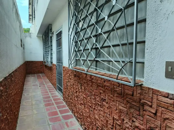 Casa En Venta En La California Norte Detras Del Intt En Calle Residencial Cerrada Con 3 Puestos De Estacionamiento