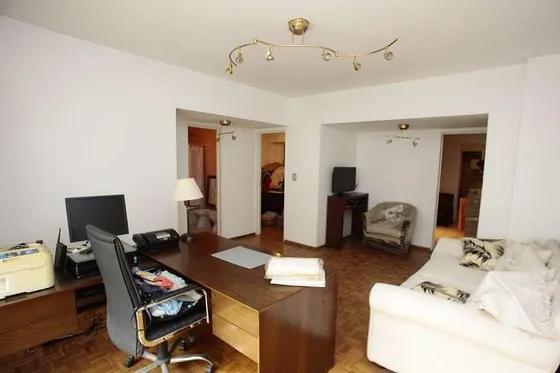 Apto Profesional. 3 Ambientes De 70 M2 Al Frente, 2º Piso Con Orientación Norte Y Vista Abierta.