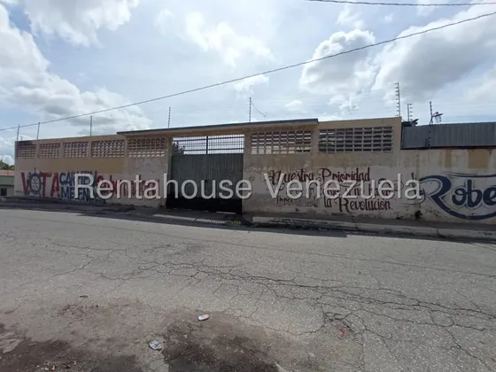 Raiza Suarez Ofrece En Alquiler Galpón De 1.108m2 En La Zona Industrial I De Barquisimeto 2 5 1 0 2 1 2 Ideal Para Instalar Y Proyectar Su Empresaraiza Suarez Ofrece En Alquiler Excelente Oportunidad 