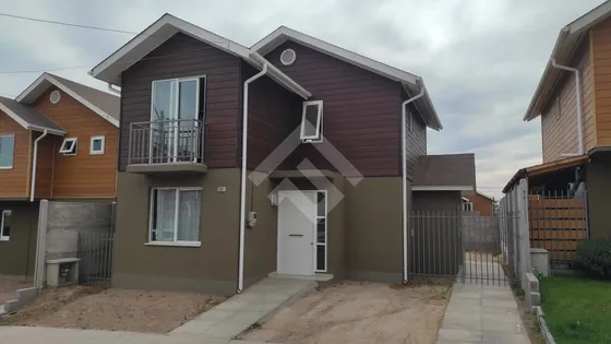 Casa En Venta De 4 Dorm. En Puente Alto