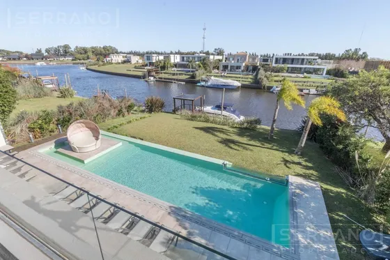 Casa En Venta En Albanueva, 4 Dorm, Garaje Cerrado, Pileta, Muelle Y Amarra.
