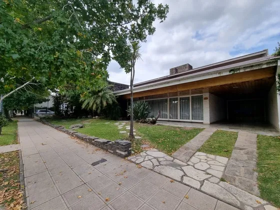 Venta De Casa En Adrogue Sobre Calle Nother