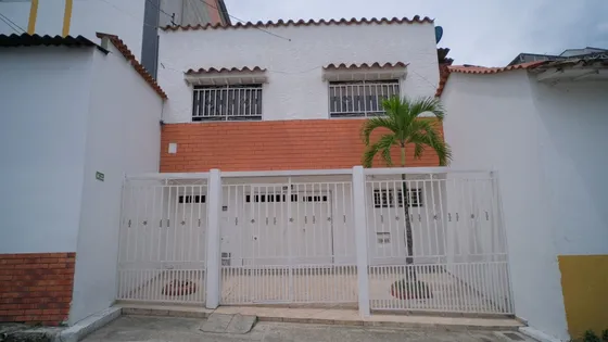 ¡para Entrega Inmediata! Casa Con Amplio Espacio En Primer Piso Y Apartamento En Segundo Piso