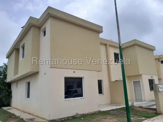 Sorangel Vargas Vende Amplia Casaen Obra Blanca De 2 Niveles, Urbanismo Privado. Urb Trapiche Villas Cabudare Mls #25-24699