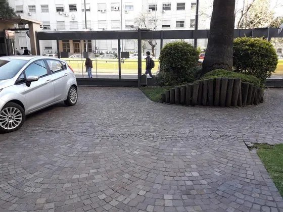Depto. De 5 Ambientes Al Frente Con Dependencia, Patio, Dos Cocheras Y Baulera