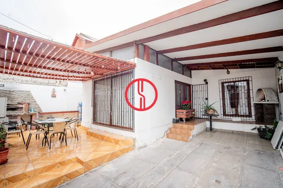 Se Vende Amplia Casa En Exclusiva Ubicacion , Calle Huantaca