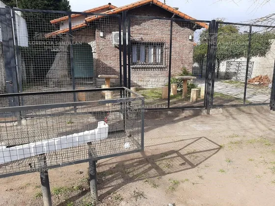 Casa  En Venta De 5 Ambientes Con Cochera Ubicado En Turdera, Lomas De Zamora, G.b.a. Zona Sur