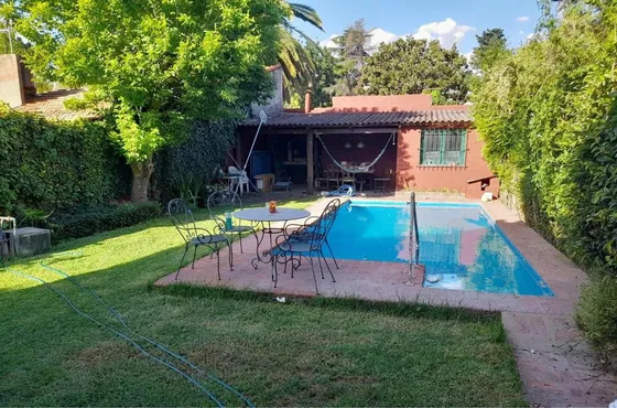 Casa En Venta - 3 Dormitorios 2 Baños - Cochera - 453mts2 - Bella Vista 