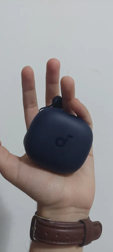 Detalhe do fone Soundcore P20i, foto real de usuário