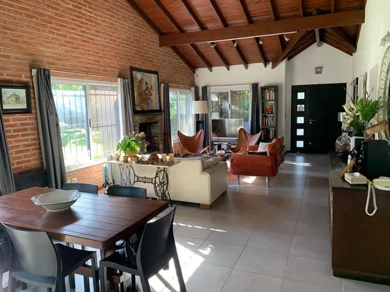 Casa En Venta 5 Amb. Con Jardín, Piscina, Dep. Serv. En Don Torcuato