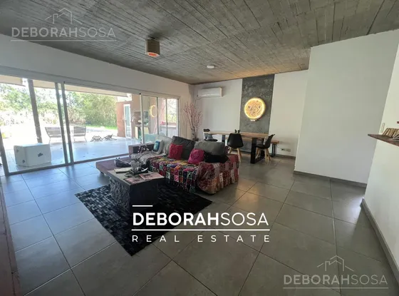 Casa En Venta En Barrio El Canton Pileta 5 Ambientes