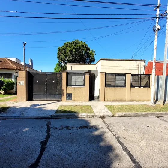 Casa En Berazategui, Barrio Ducilo A 7 Cuadras Del Centro.