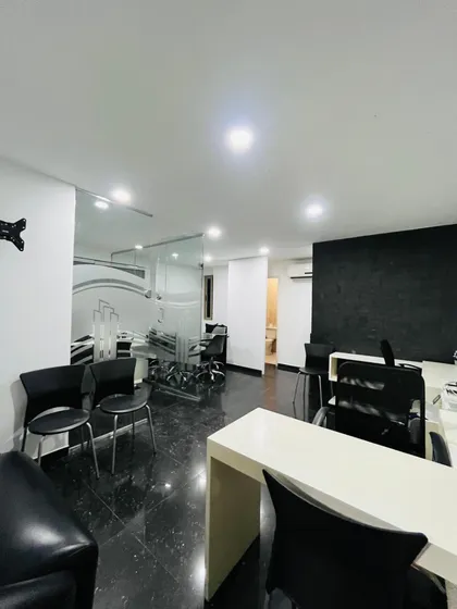 Oficina Con Ubicación Estratégica, En La Av. Principal De La Arboleda, Piso Bajo. Torre Arabica