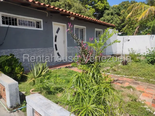 Raiza Suárez Vende Linda Casa Con Piscina Ubicada En Cabudare 2 5 1 0 7 8 6 Con Barra, Equipo De Refrigeración, Caney, Duchas Externas, Sistema De Bombeo Y Limpieza De Agua.