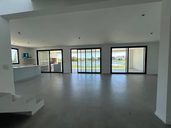 Casa En  Venta A La Laguna En Canton Golf Espectacular Vista Abierta
