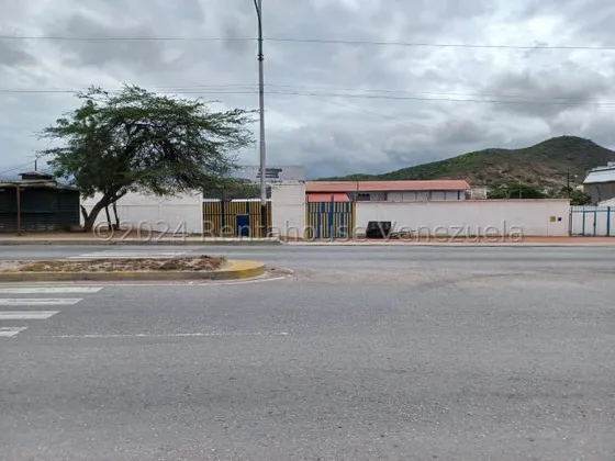 Amplio Galpon Con Terreno Adicional Ideal Para Almacen O Estacionamiento En Alquiler Oeste De Barquisimeto. Pavia 24-28281 As-m