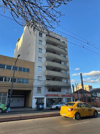 Venta Departamento 1 Dorm, Alberdi Sobre Av Colon. 