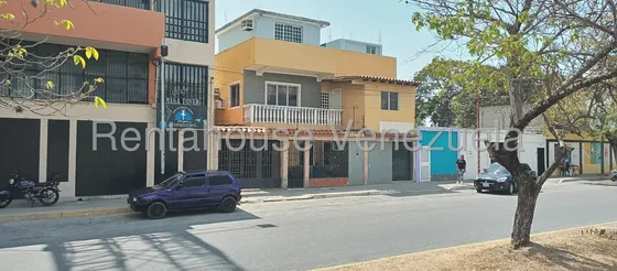 Karen Burgos Vende Hermosa Casa En Centro De Barquisimeto, Cómodas Habitaciones, Pequeño Local Comercial, Perfecta Para ALGún Comercio.