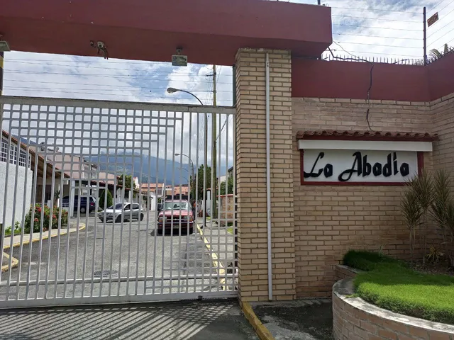 Se Vende  Townhouse 248m2. 3h/3b/2p. La Abadía .guatire.
