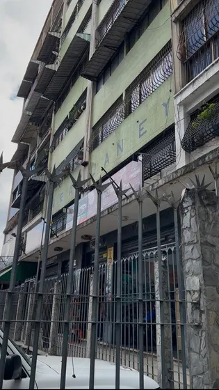 Av. Roosevelt / Local Comercial / 32,9 M² / 1 Baño / 1 Pe Para Clientes Y 1pe Para Dueños 