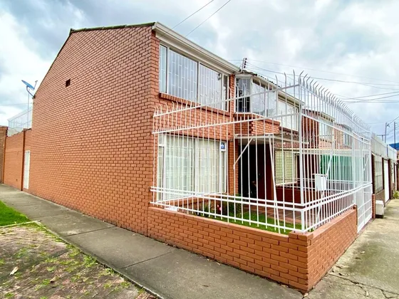 Casa Esquinera De 2 Niveles, Excelente Ubicación.
