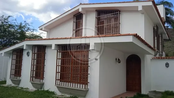 Venta Casa Quinta, Estilo Italiano   Bien Conservada, Urbanización Los Caobos, Maracay Estado Aragua    022js
