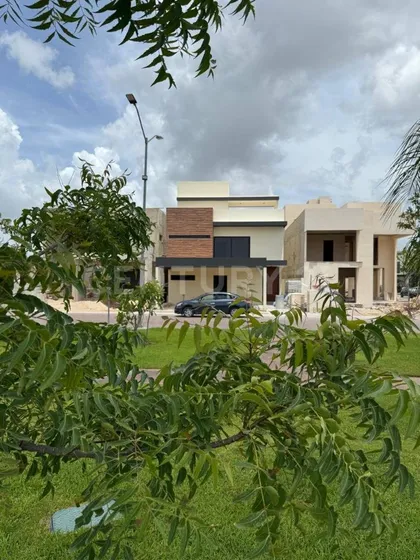 Residencia De Lujo En Vía Cumbres Con Amplios Espacios Y Exclusividad