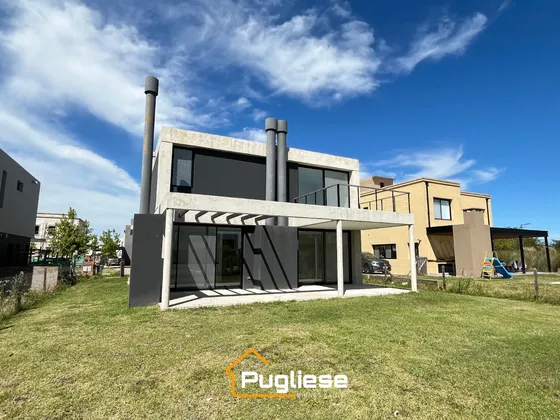 Casa En Venta En Barrio Araucarias Puertos Escobar Hormigon