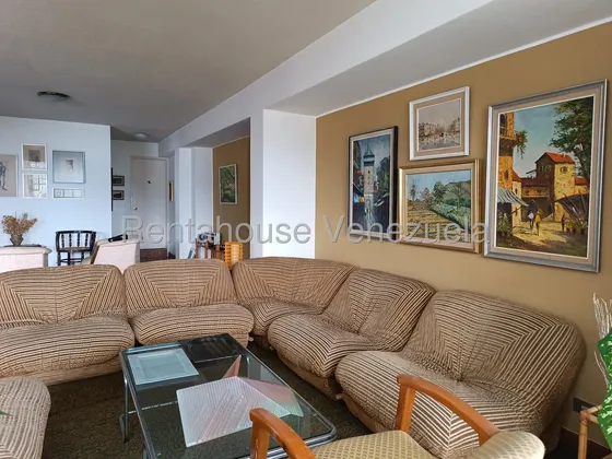 Apartamento En Alquiler Tipo Pent-house Colinas De Bello Monte De Tres Habitaciones Con Vista A La Ciudad Y Vigilancia #26-22021 Darlys