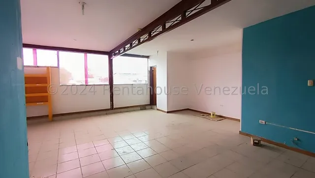Local Oficina Comercial En Zona Centro Calle 49 De Barquisimeto, Codigo 24 27727, Oportunidad Para Desarrollar Tu Negocia, Si Te Interesa Comunicate Soy Gabi Irastorza Rentahouse.
