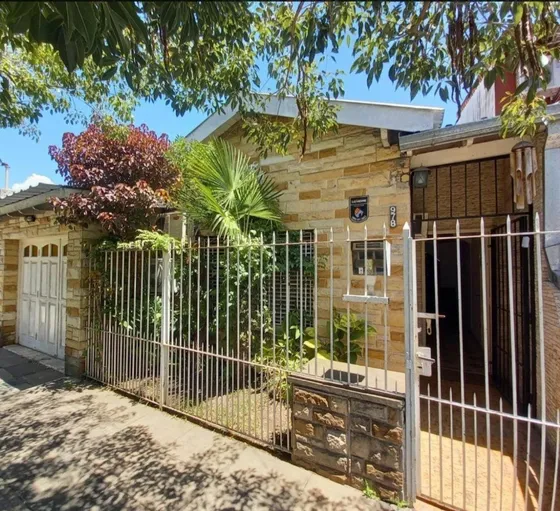 Casa En Venta - 3 Dormitorios 2 Baños - 225mts2 - Ituzaingó