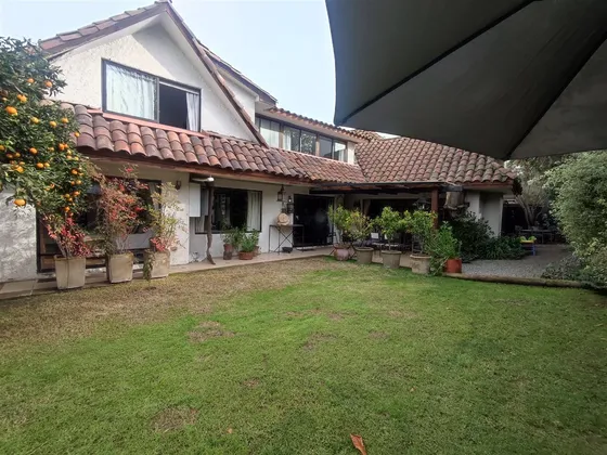 Venta Casa La Dehesa Central, Amplio Jardín.