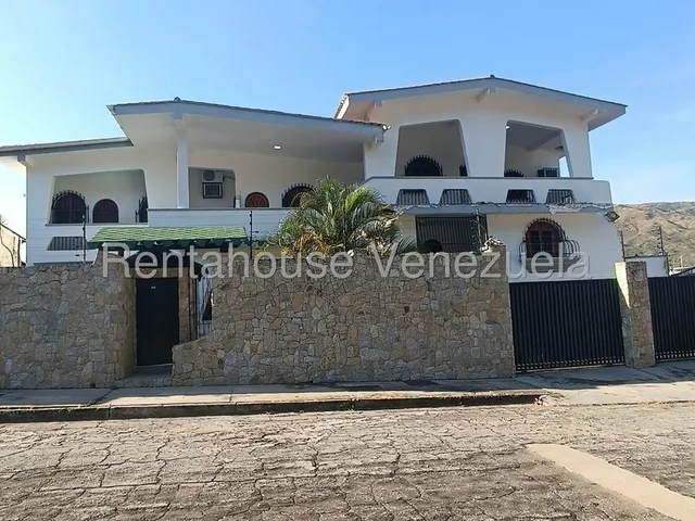 Casa En Venta Remodelada De Lujo Y Comodidad En Urb Privada El Castaño Maracay Con Piscina Y Caney Kg:25-12536