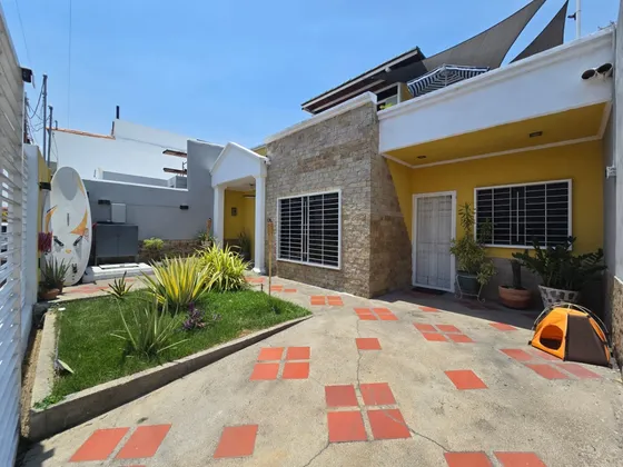 Casa En Venta En La Avenida Aragua Urb Los Astros 04js