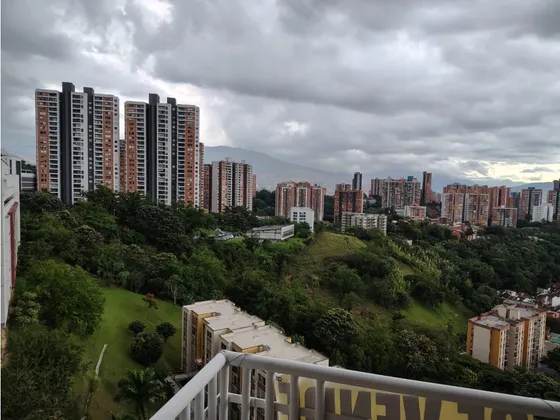 Apartamento Para Venta En Medellín Sector Loma De Los Bernal