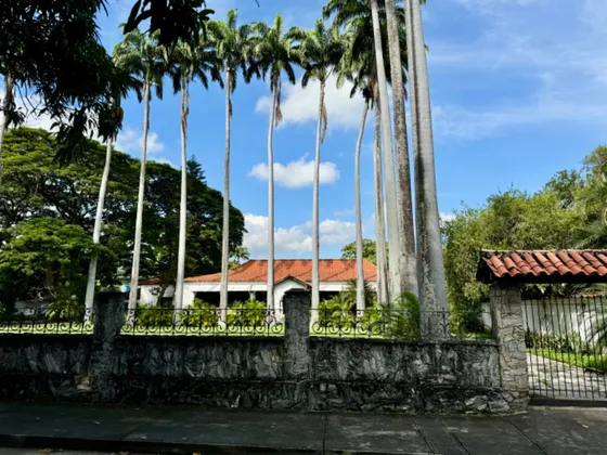 Casa Colonial Comercial Con Enorme Jardín Y 2 Locales Para Versatilizar Tu Negocio