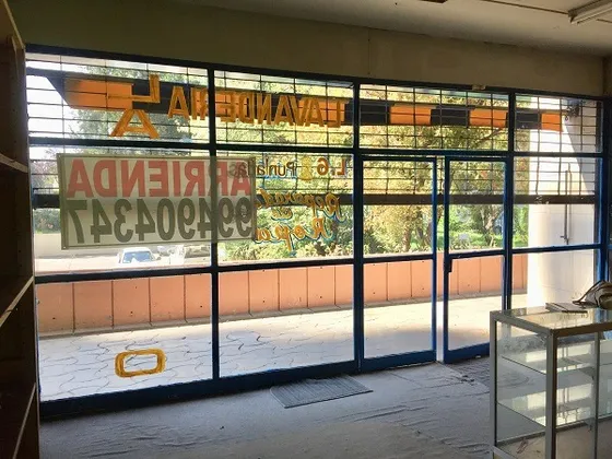 Amplias Vitrinas / Estacionamiento Clientes / Seguro 