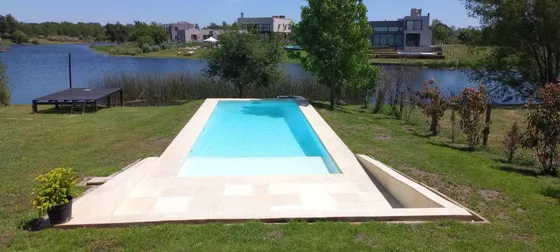 Casa Con Pileta A La Laguna, En Alquiler Anual En El Cazal, Escobar