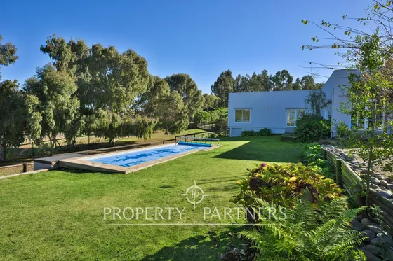 Hermosa Casa Con Amplio Jardín En La Divisa