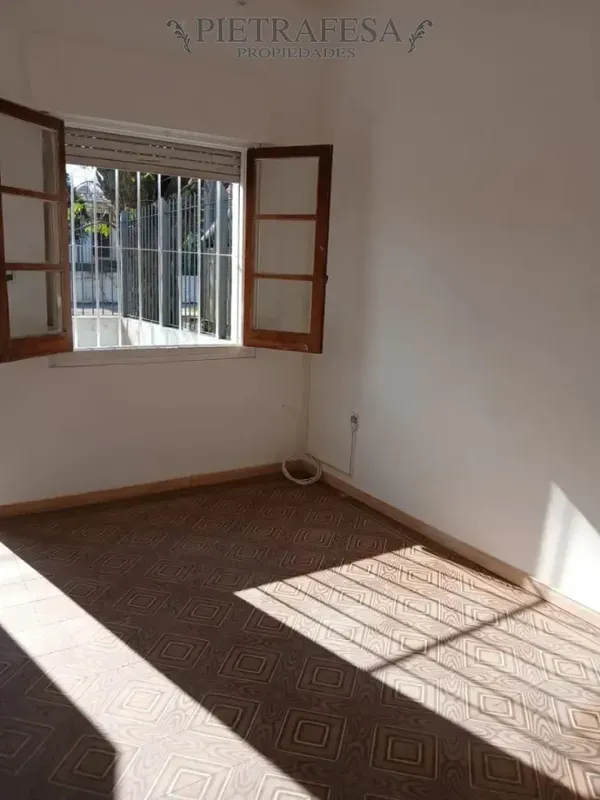 Casa En Alquiler, 2 Dormitorios, 1 Baño, Patio, Cochera. Malvin.