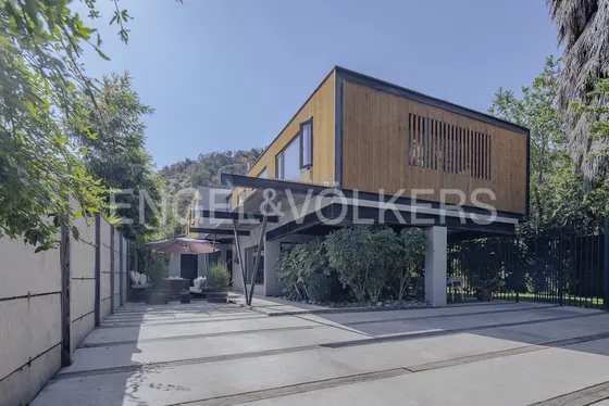 Moderna Y Luminosa Casa En Barrio Tranquilo