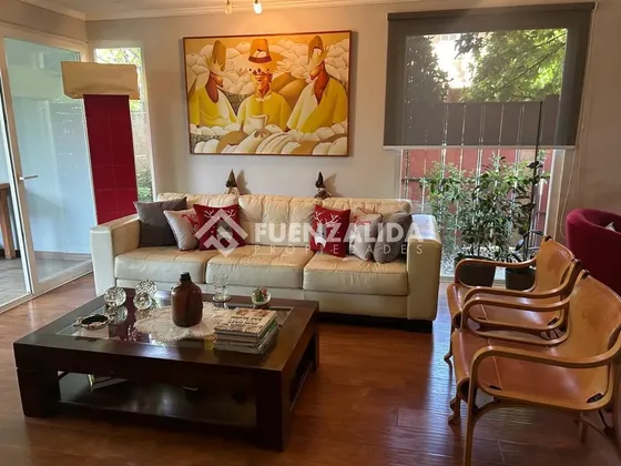 Casa En Venta De 5 Dorm. En Peñalolén