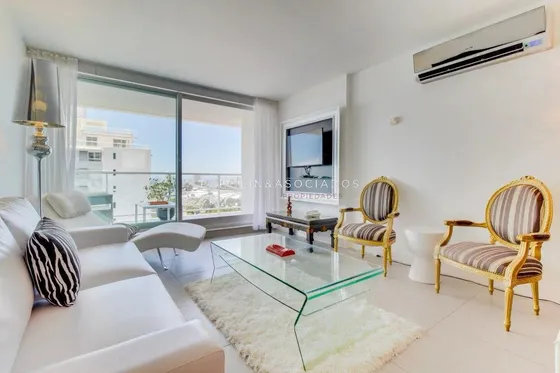 Apartamento En Venta En Piso Alto En Torre Yoo, Punta Del Este.