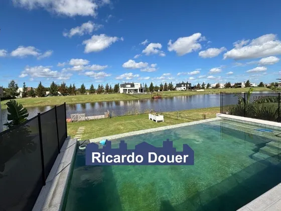 Casa  En Venta Al Río En El Naudir, Escobar, G.b.a. Zona Norte