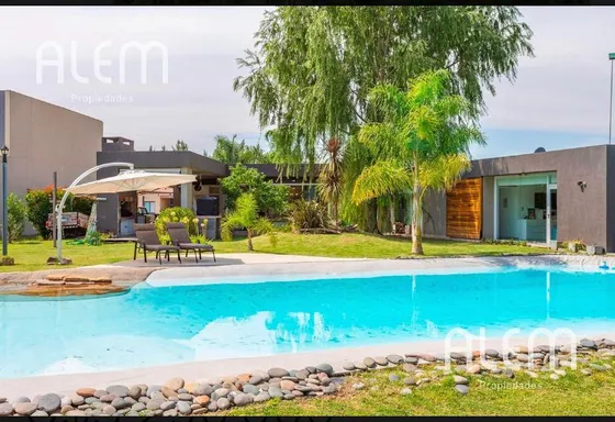 Casa En Venta En Malibu Canning - Divina Piscina